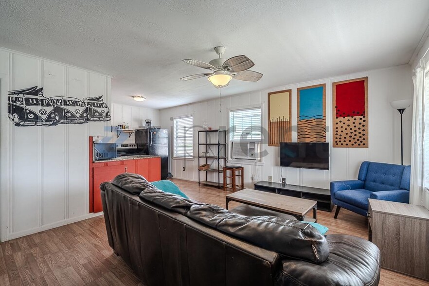 Building Photo - 210 Surf Dr