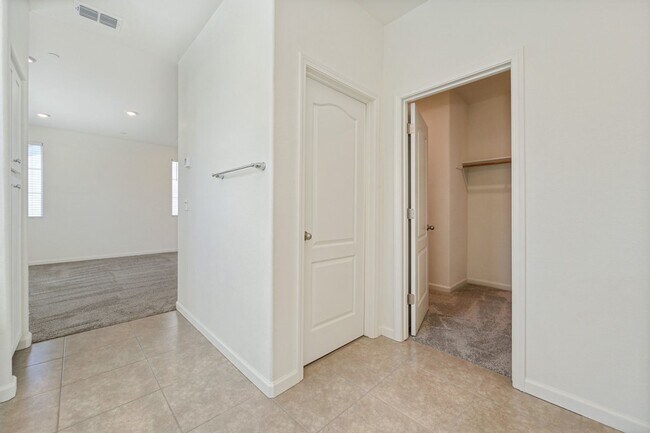 Building Photo - Fully Furnished Mid-term Rental