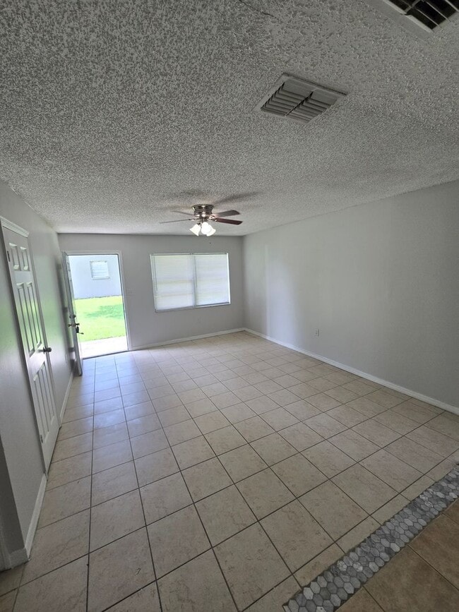 Building Photo - 2 BED / 1 BATH DUPLEX