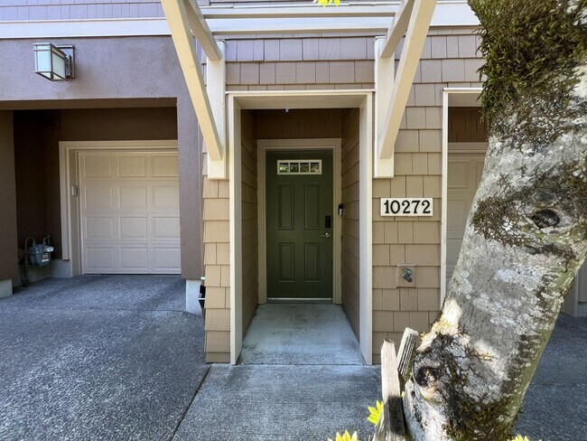 Building Photo - Incredible Forrest Park Townhome!! 2 bedroom, 2 bath, HUGE attached Garage!