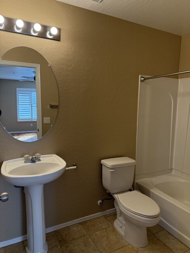 Building Photo - Tri-level townhouse at Gilbert & Guadalupe!