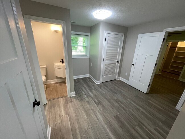 Building Photo - Great Location Private Setting Home For Rent