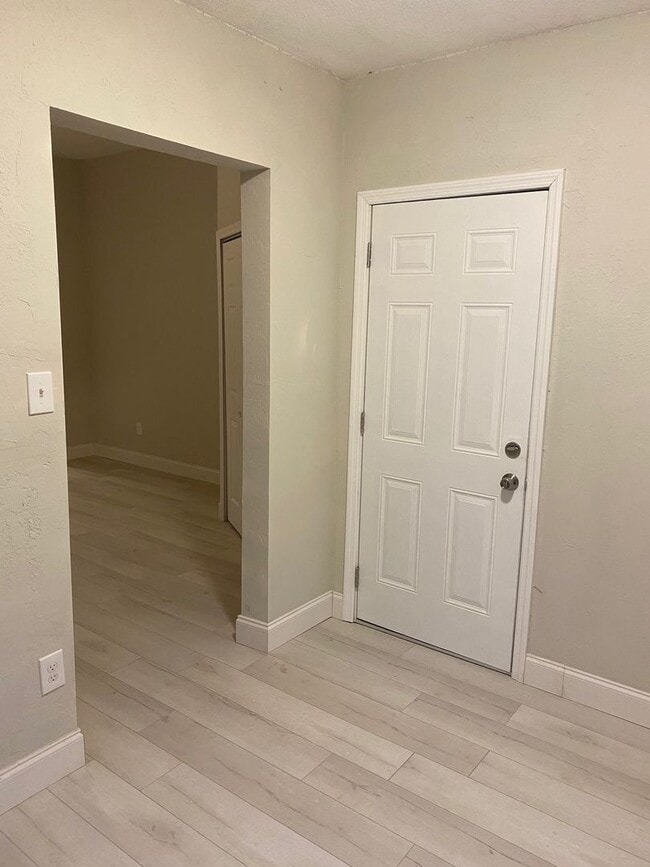 Building Photo - CHARMING 2 BEDROOM 1 BATH APARTMENT HOME - $500 OFF FIRST MONTH RENT!