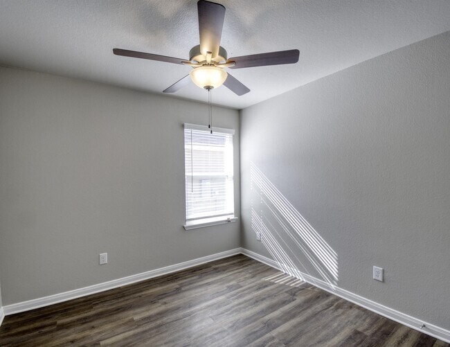 Building Photo - 619 Fallbrook Dr