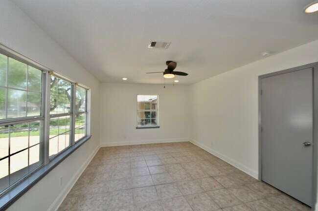 Building Photo - 10610 Fleming Dr