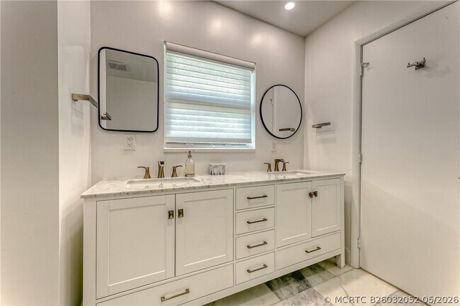 Building Photo - 2717 Yacht Club Blvd