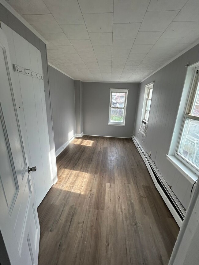 Building Photo - 3 Bedroom Home