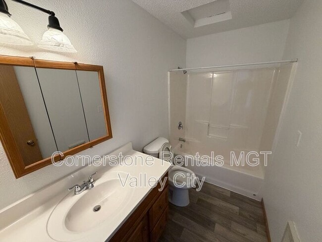 Building Photo - 912 9th Ave SE