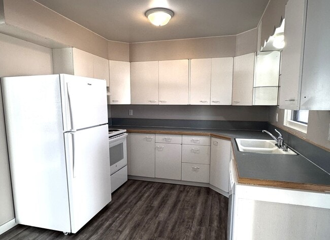 Building Photo - Charming West End Rental with Large Backyard & Garage