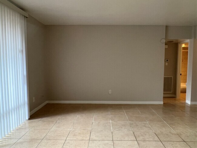 Building Photo - 2824 Briarhurst Dr