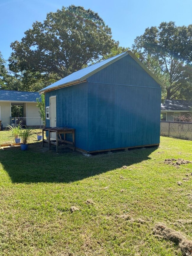Building Photo - Beautiful Home in a quiet country setting