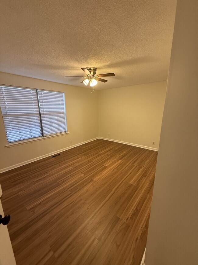 Building Photo - 821 Hillmore Dr