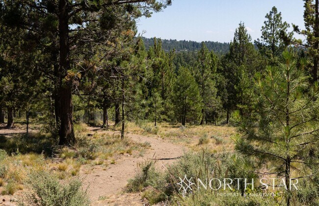 Building Photo - Spacious Bend 3 bed/2 bath Residence w/ Of...