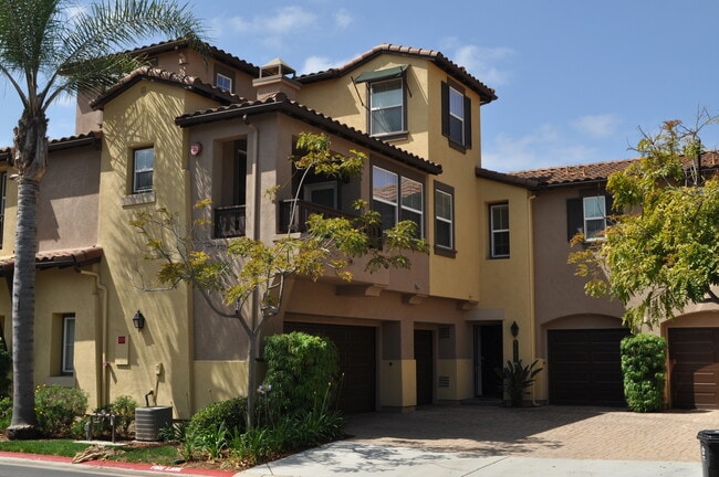 Primary Photo - 3 Bedroom 2.5 Bath Townhome in Gated Commu...