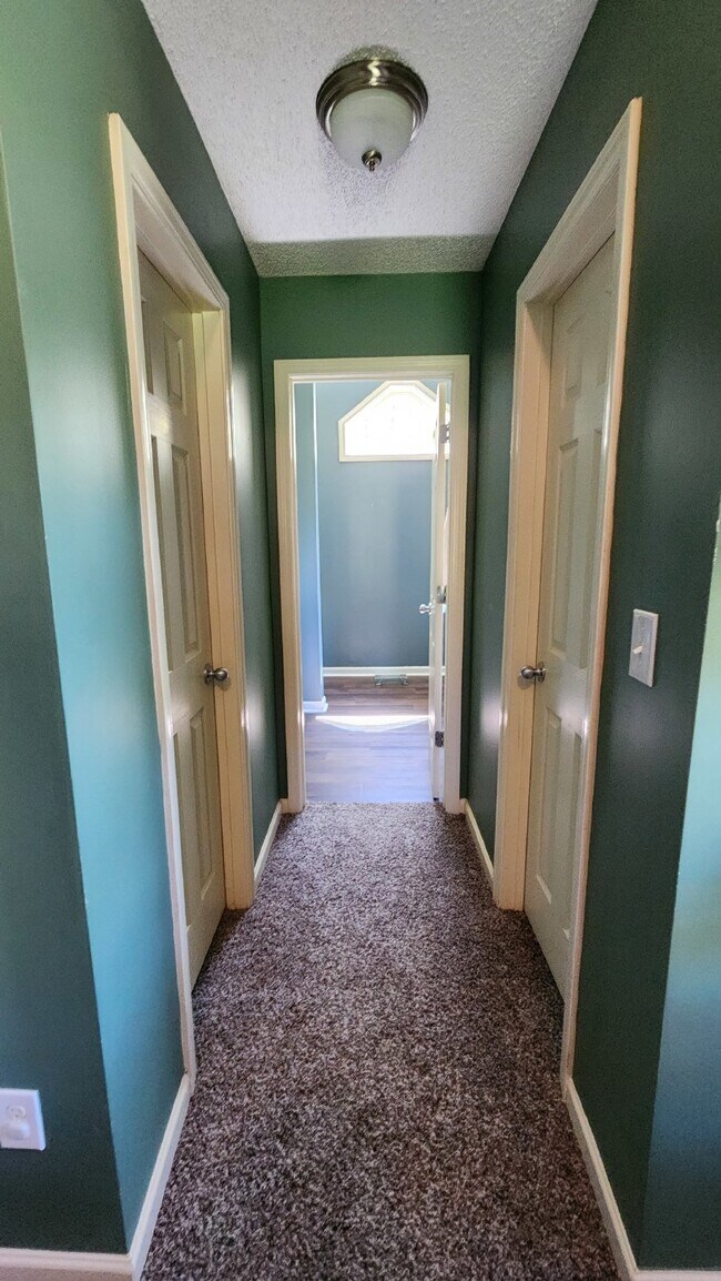 Building Photo - Convenient to west gate of Ft Moore