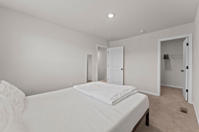 Building Photo - Elegant 3-Bedroom Home in Isaac Court. Available the Second Week of October!