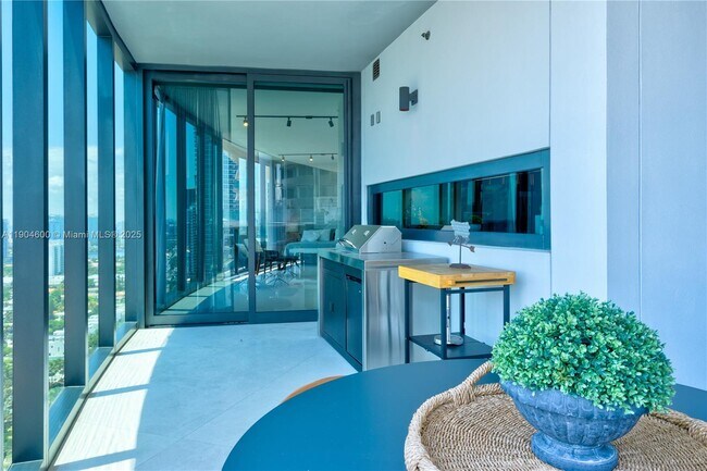 Building Photo - 18555 Collins Ave