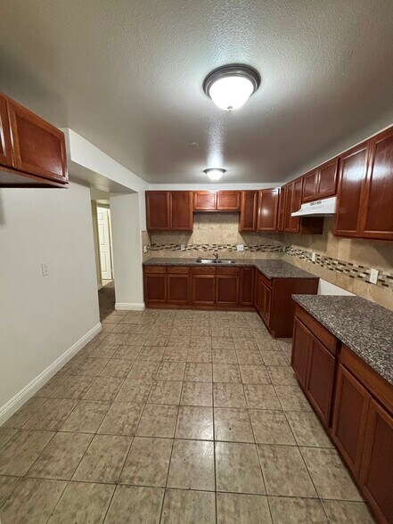 Building Photo - 157 W 89th St