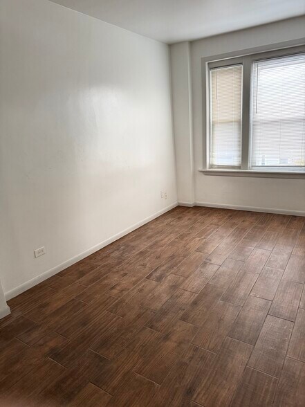 Building Photo - 2814 N Racine Ave