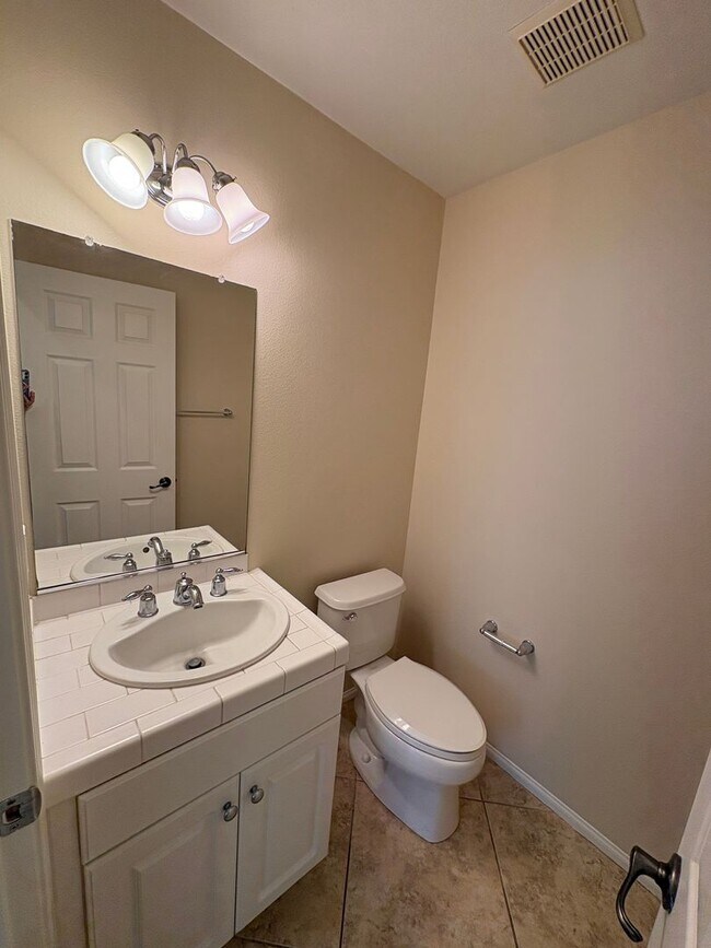 Building Photo - Spacious Townhome in Ventura!