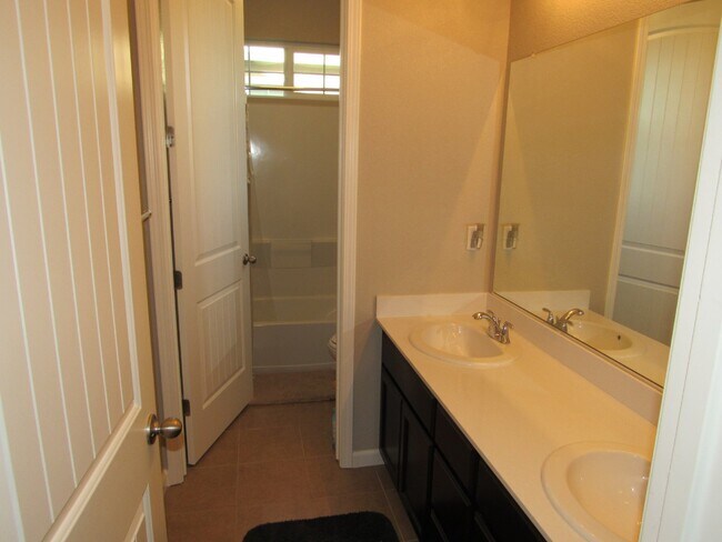 Building Photo - Beautiful 4 Bed/ 2.5 Bath Home close to Pi...