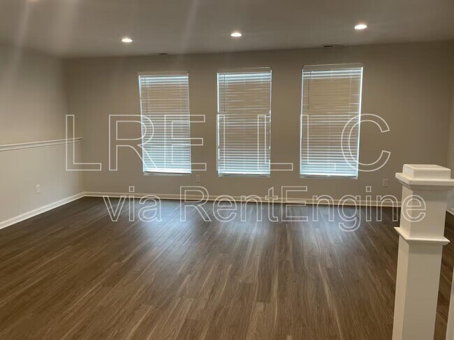 Building Photo - 9211 Tamarack Grove Ln