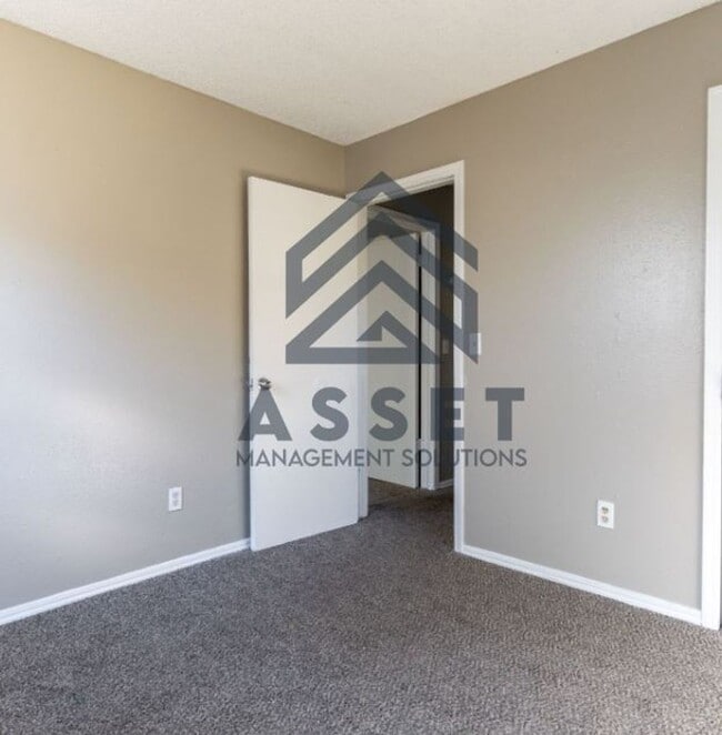 Building Photo - 9316 NE Stardust Ln