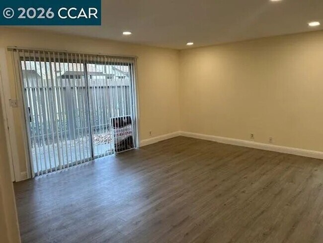 Building Photo - Two Bedroom One Bathroom Condo