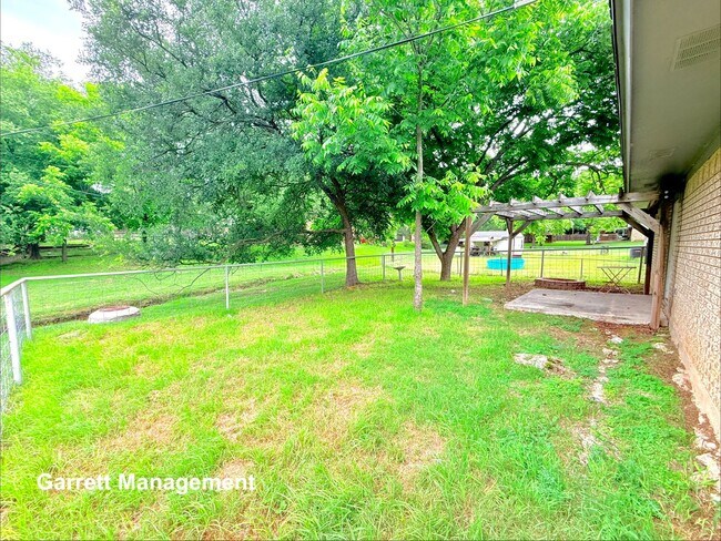 Building Photo - Spacious 3/1.5 Home for Rent!