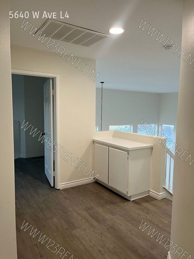 Building Photo - 5640 W Ave L4