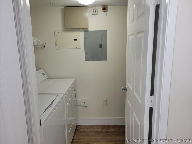 Building Photo - 2496 Centergate Dr