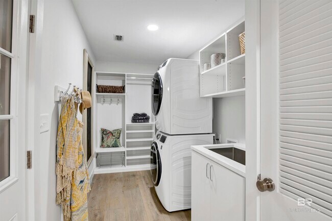 Building Photo - 380 S Church St