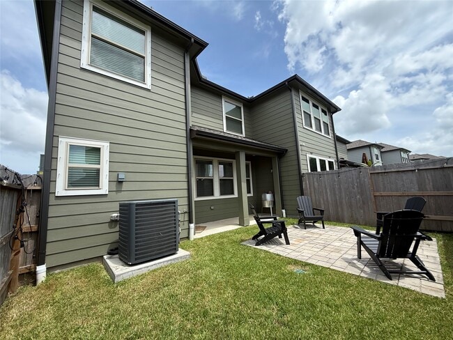 Building Photo - 5504 Hyde Park Dr