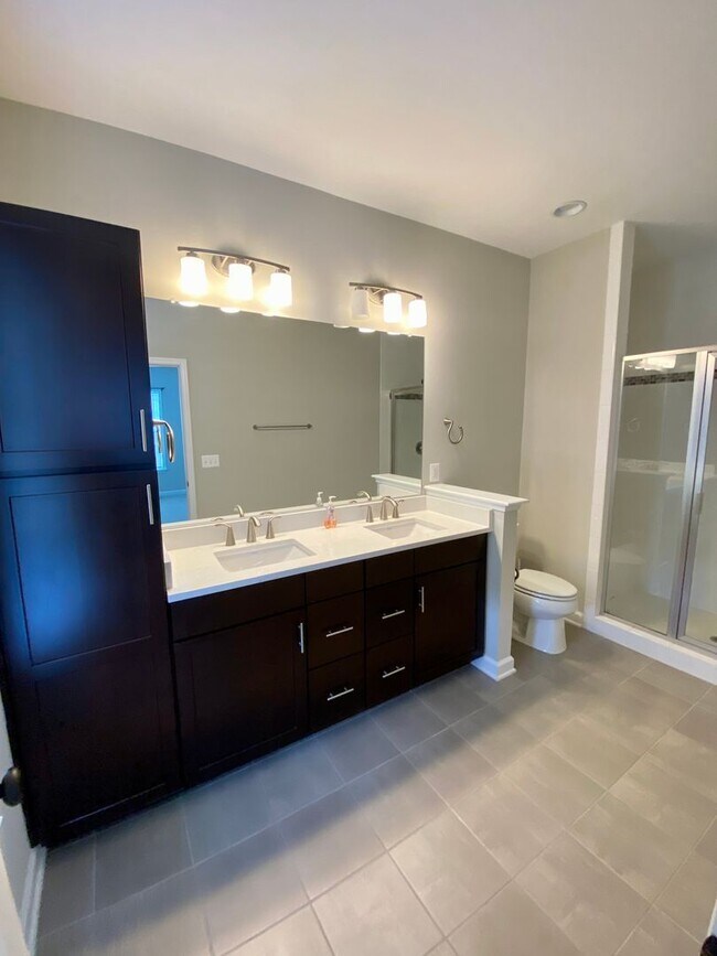 Building Photo - Charming 3-bedroom, 2.5-bathroom Townhouse