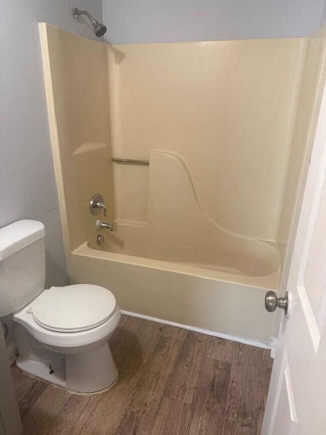 Building Photo - Three Bedroom Apartment in Norfolk