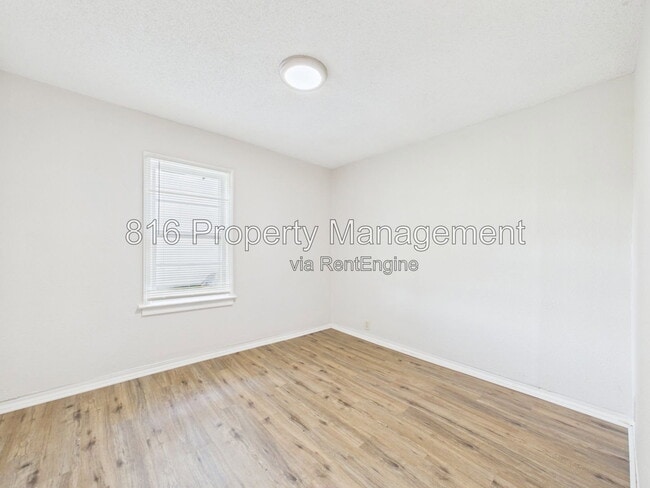 Building Photo - 1309 E 84th Terrace
