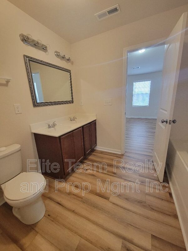 Building Photo - 5823 Hewitt Dr