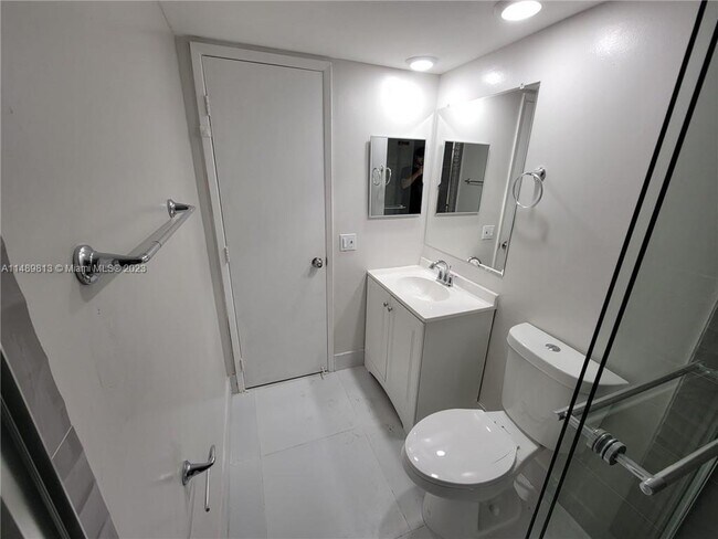 Building Photo - 800 E Cypress Ln