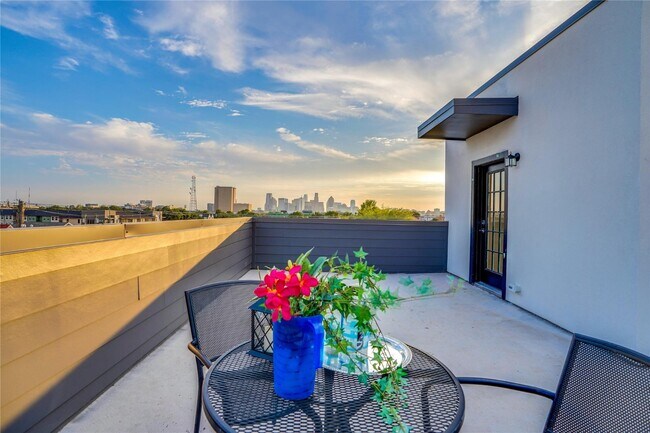 Building Photo - 1 Bedroom Townhome with Rooftop Deck and 1 Car GAR Near Lower Greenville and Henderson