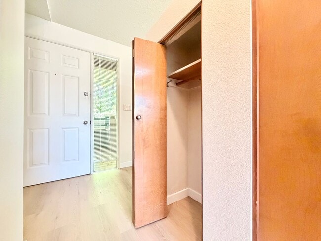 Building Photo - Lake Oswego 2 Bedroom Condo with $500 Move-In Incentive – Utilities Included!
