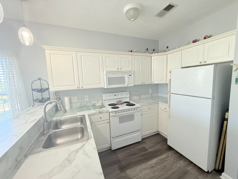 Building Photo - 2040 Cross Gate Blvd