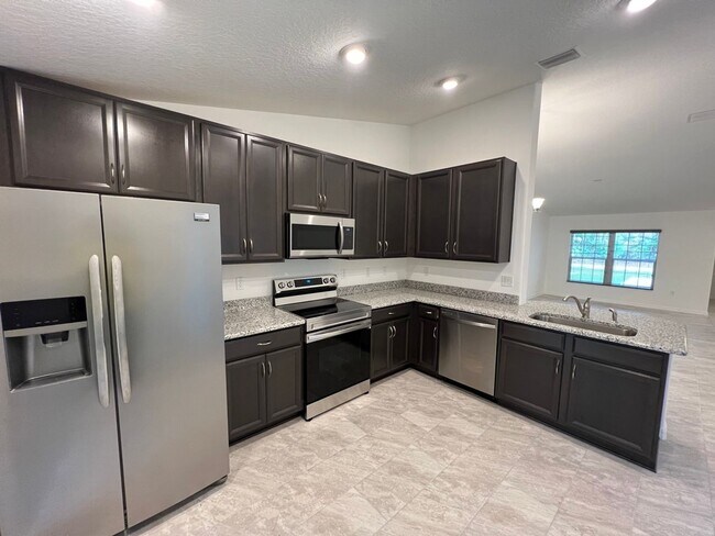 Building Photo - Spacious 4 Bed 2 Bath 2 Car Townhome Built in 2022 in Palm Coast!