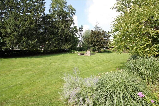 Building Photo - 7 Tamarack Rd