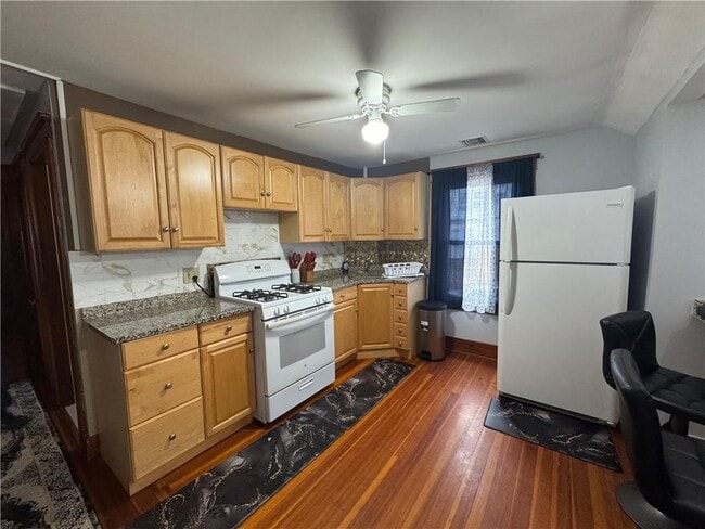 Building Photo - 2 Brook St