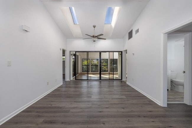 Building Photo - 1401 NE 14th Ct