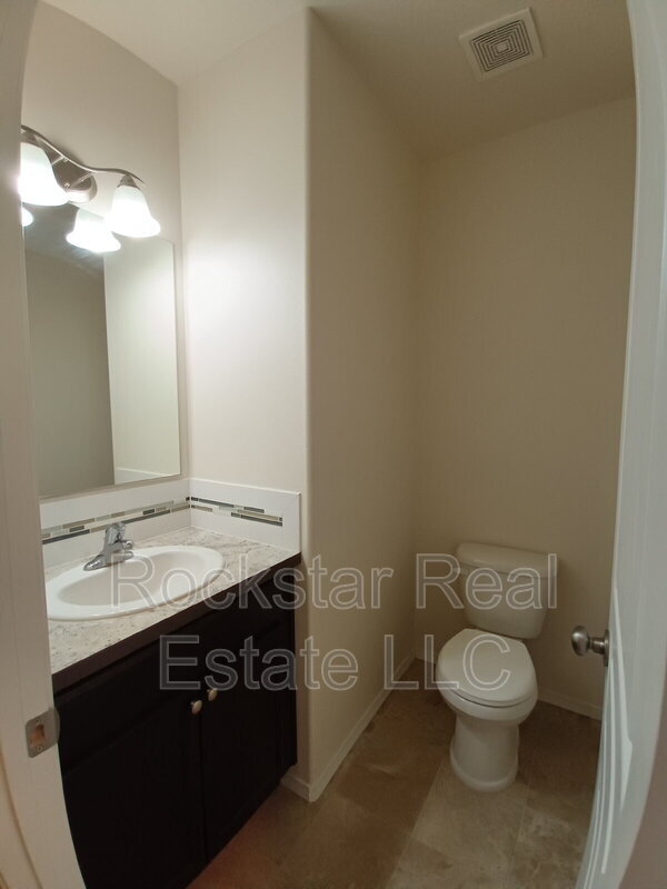 Building Photo - 1315 N Rogue River St