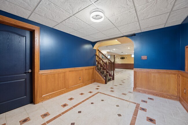 Building Photo - 5562 Sponseller Ct