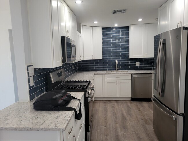 Building Photo - 8050 N 11th Pl