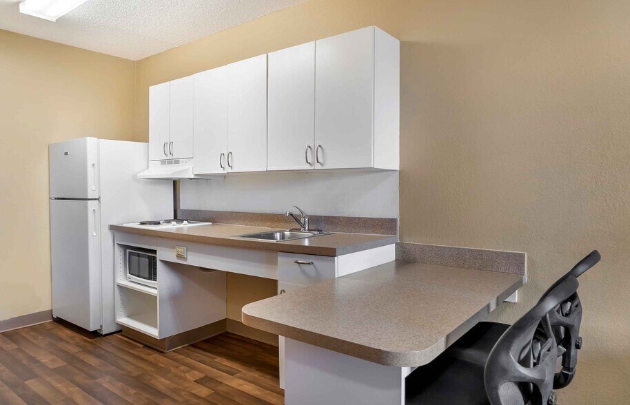 Building Photo - Furnished Studio-Chicago - Naperville - East