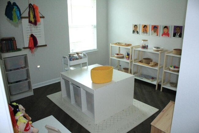 Building Photo - 500 E Marigold Dr